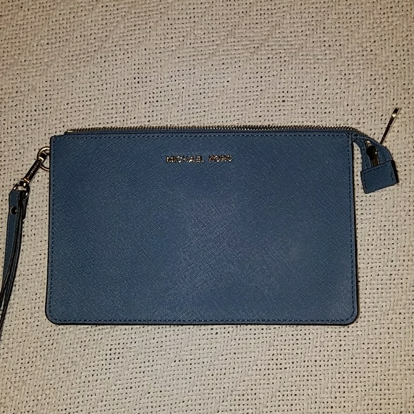 Michael Kors Handbags - Michael Kors Wristlet